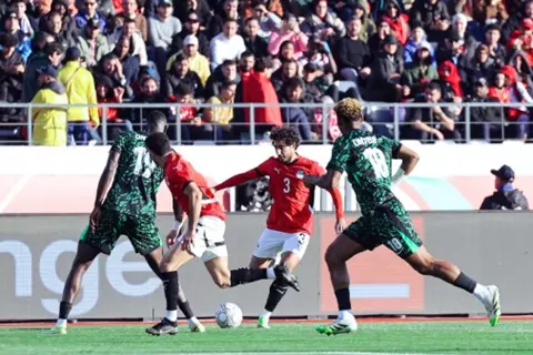  صافرات استهجان واحتفالات نيجيرية.. لقطات من خسارة منتخب مصر في لقاء البرونزية (فيديو)